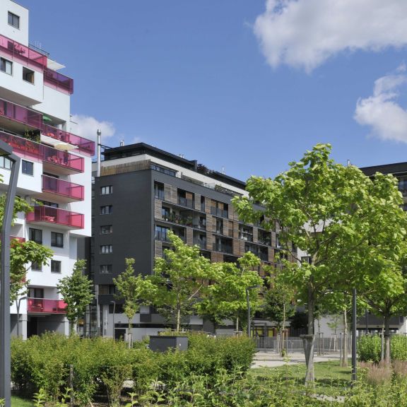 Weiße Fassade mit transparenten Balkonblenden in Fuchsia © Gesiba