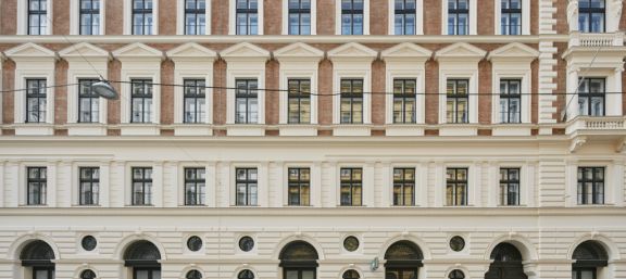Außenfassade in Beige mit vielen Fenstern unseres Bürohauses in der Esslinggasse © Gesiba Außenfassade in Beige mit vielen Fenstern unseres Bürohauses in der Esslinggasse © Gesiba